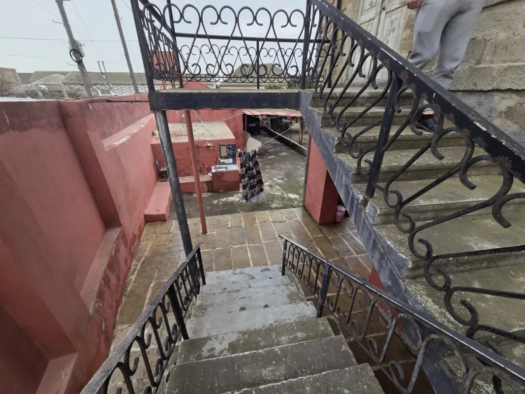 Satılır 9 otaqlı həyət evi 350 m²