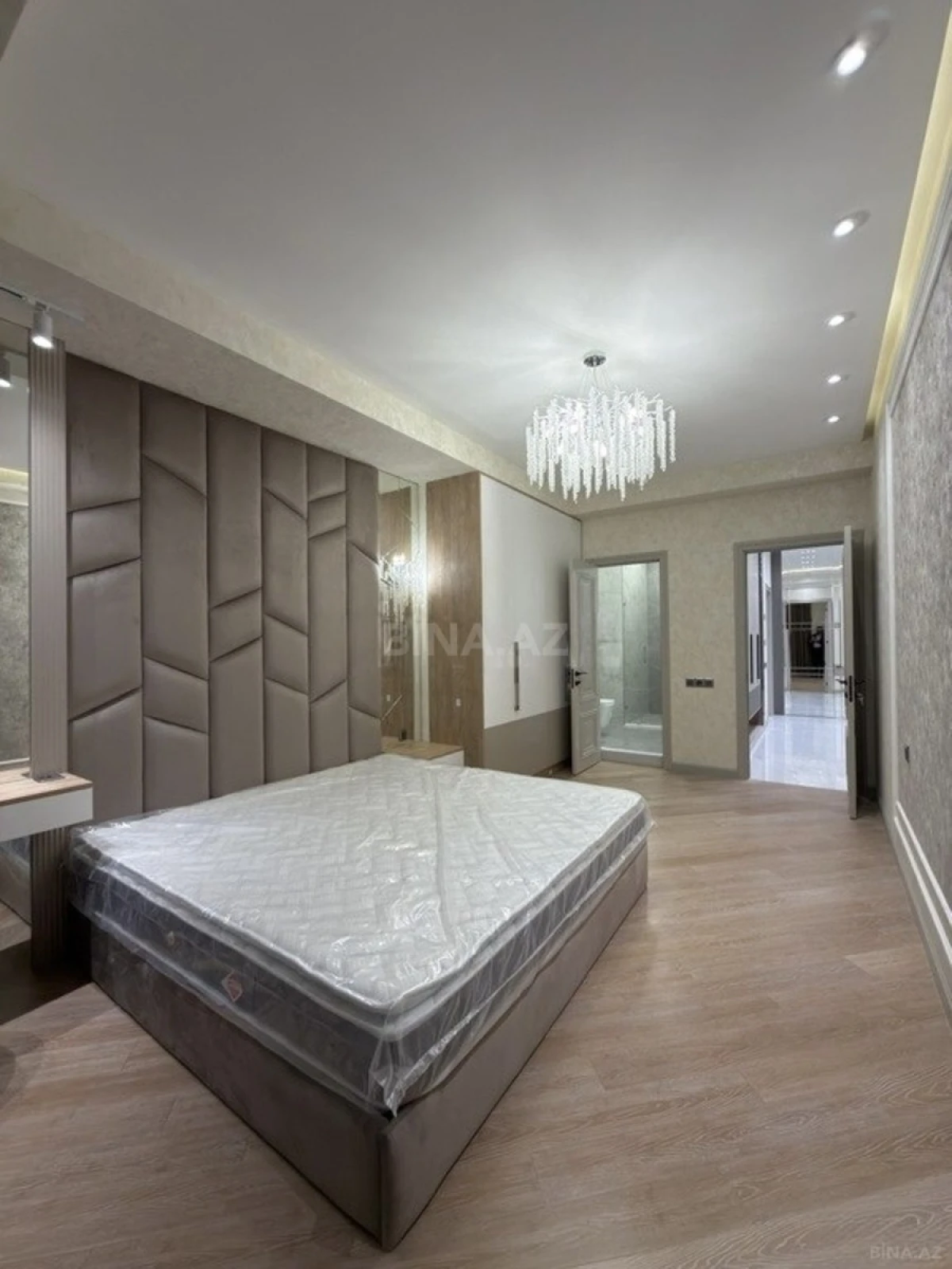 Satılır 3 otaqlı mənzil 141 m²