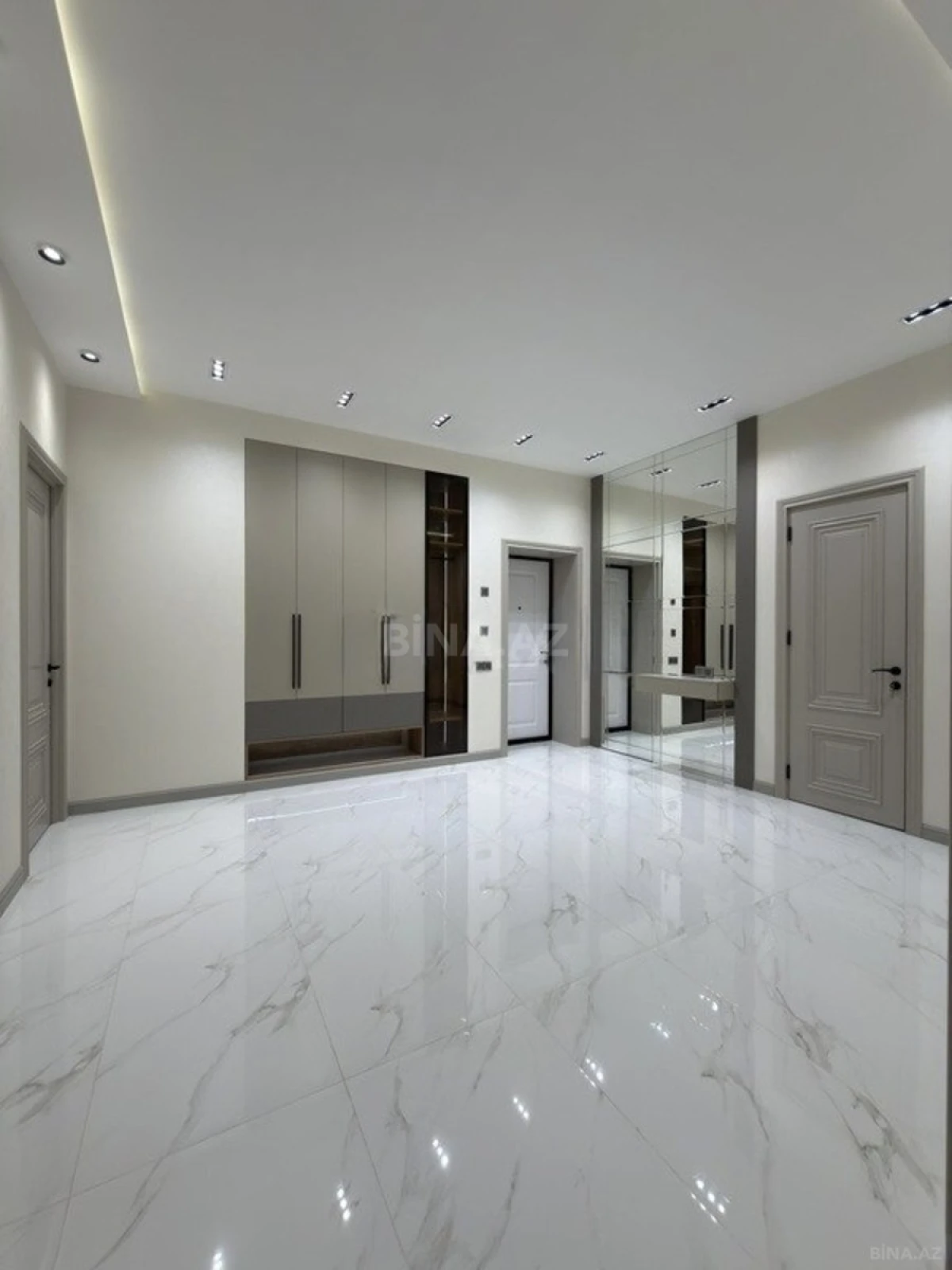 Satılır 3 otaqlı mənzil 141 m²