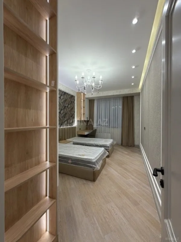 Satılır 3 otaqlı mənzil 141 m²