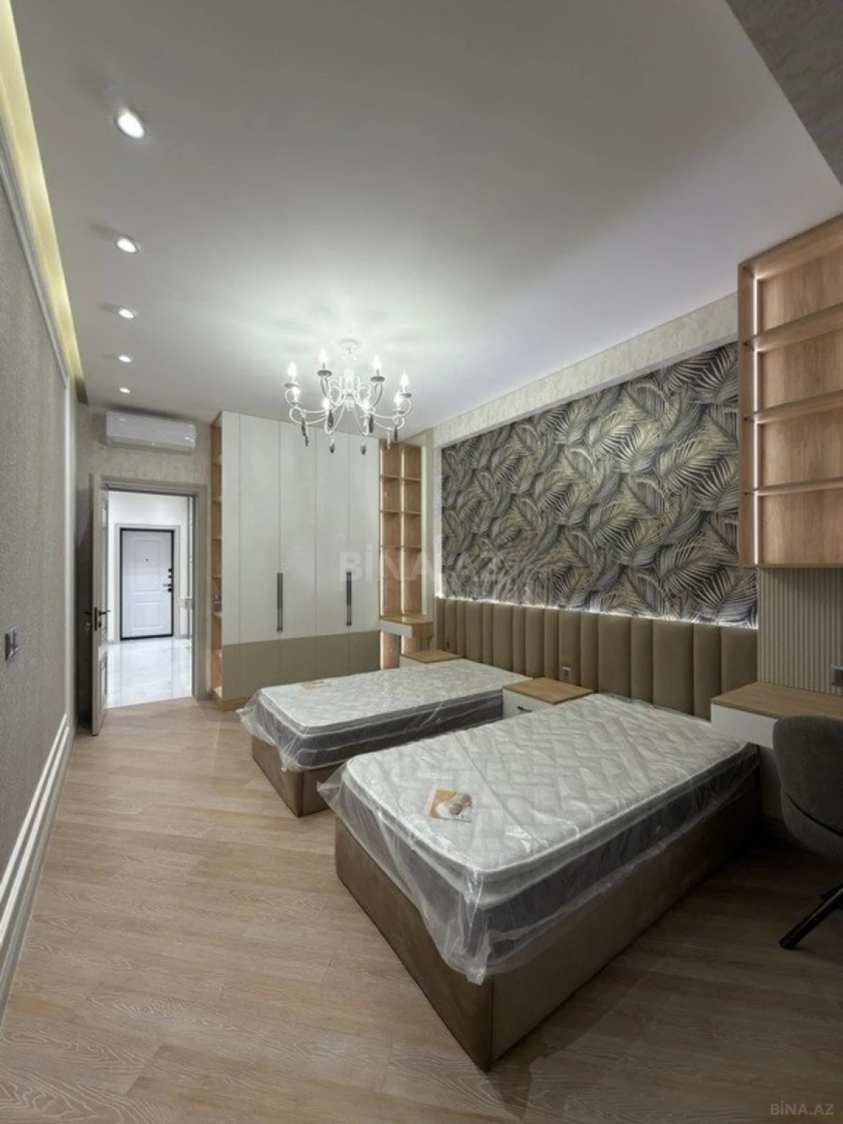 Satılır 3 otaqlı mənzil 141 m²