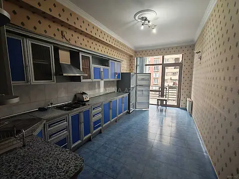Satılır 4 otaqlı mənzil 180 m²