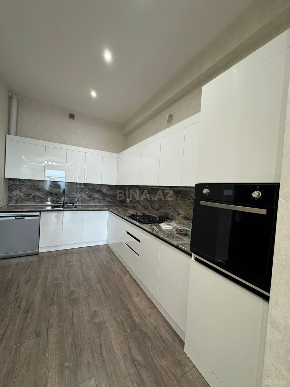 Satılır 2 otaqlı mənzil 94 m²