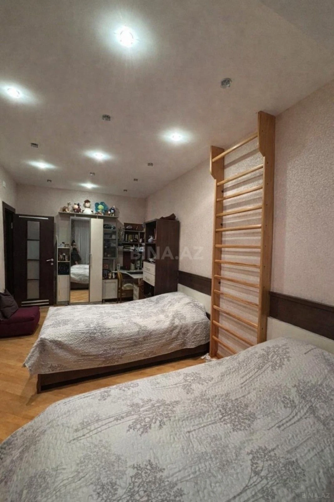 Satılır 4 otaqlı mənzil 155 m²