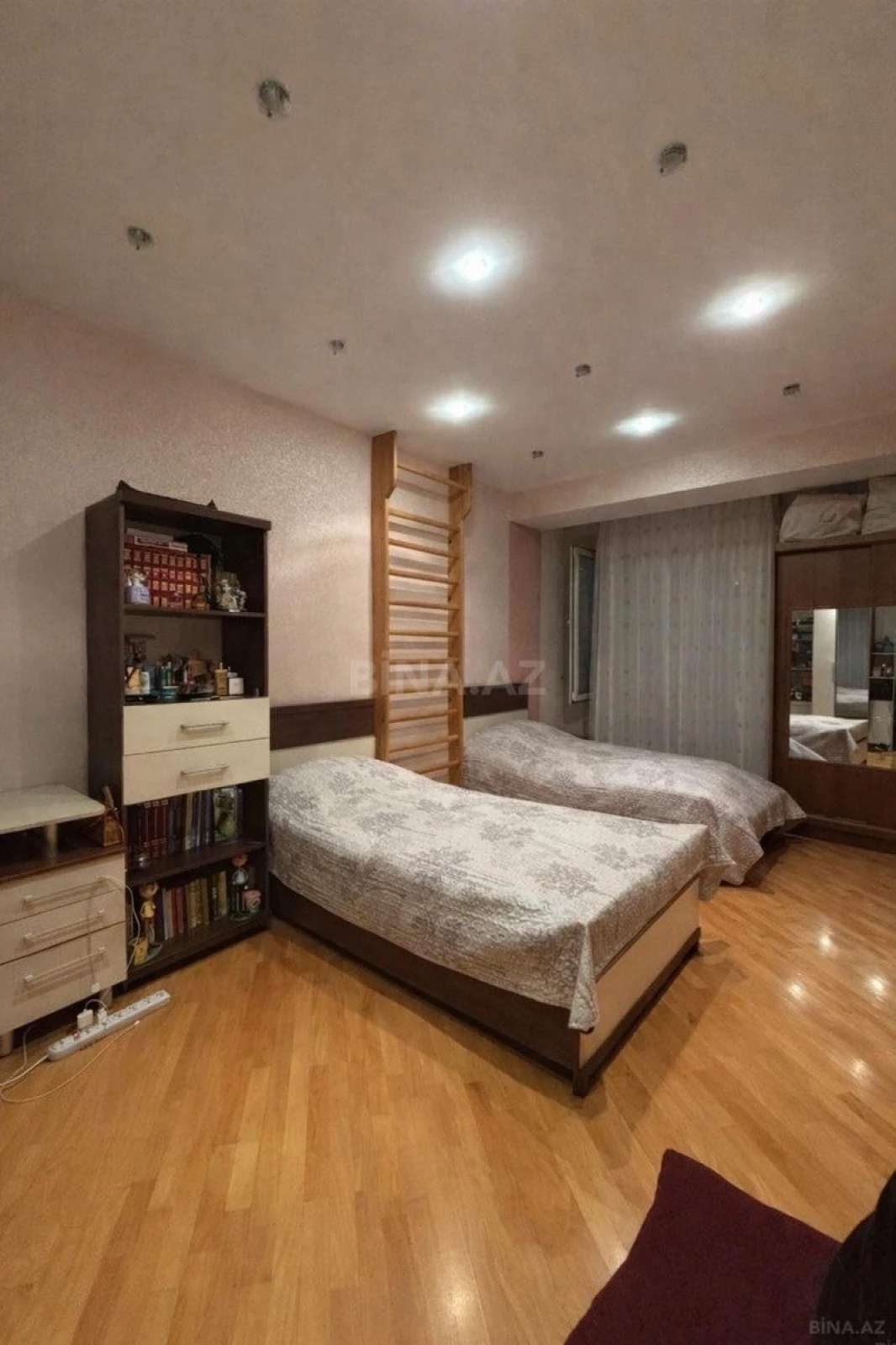 Satılır 4 otaqlı mənzil 155 m²
