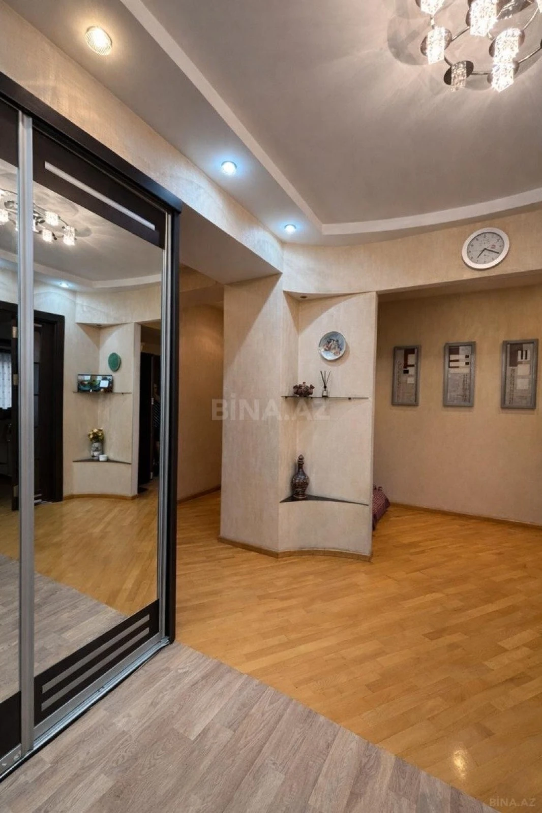 Satılır 4 otaqlı mənzil 155 m²