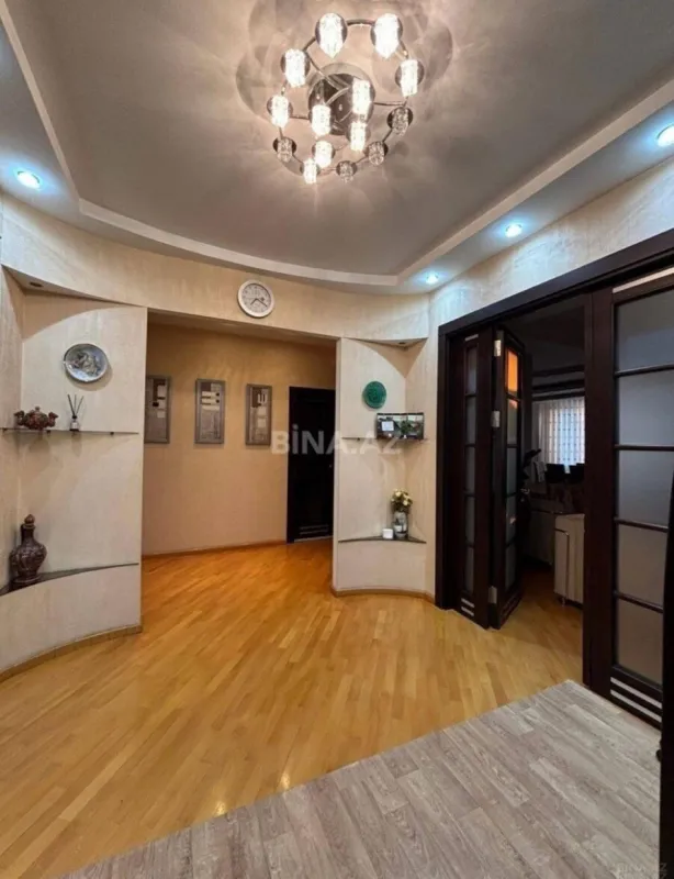 Satılır 4 otaqlı mənzil 155 m²