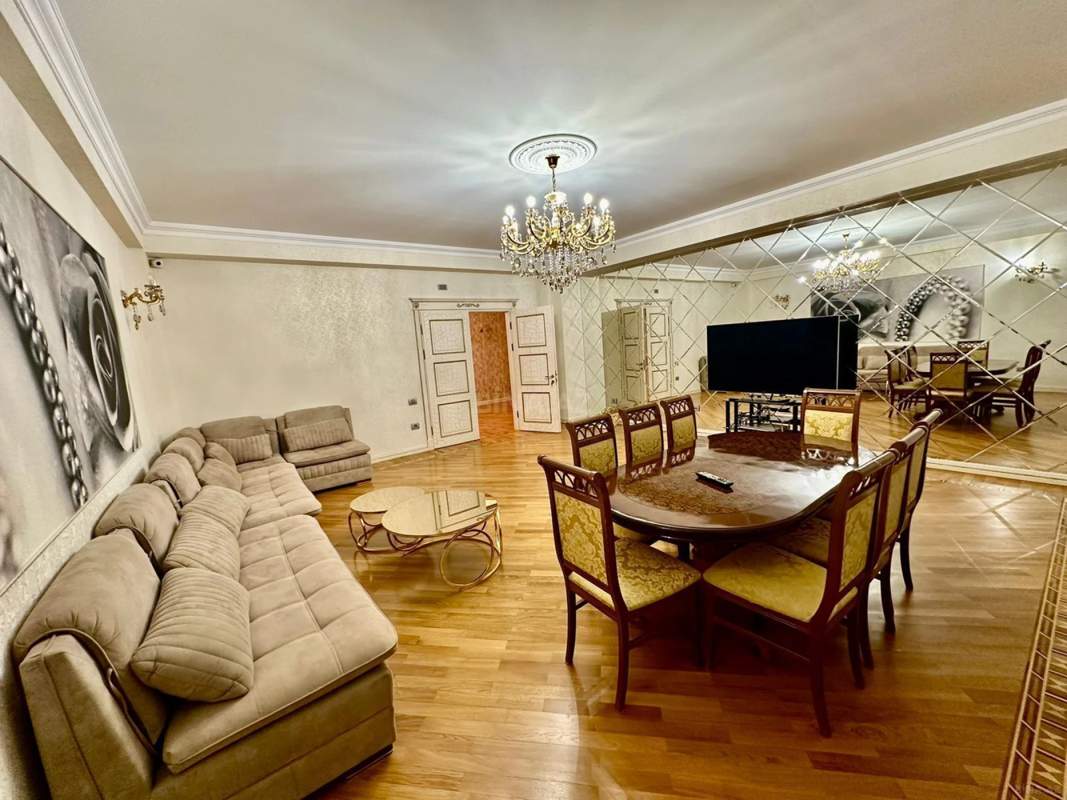 Satılır 4 otaqlı mənzil 205 m²