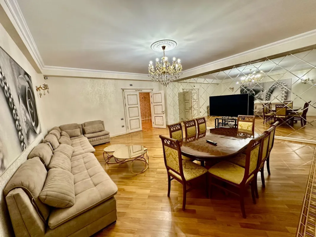 Satılır 4 otaqlı mənzil 205 m²