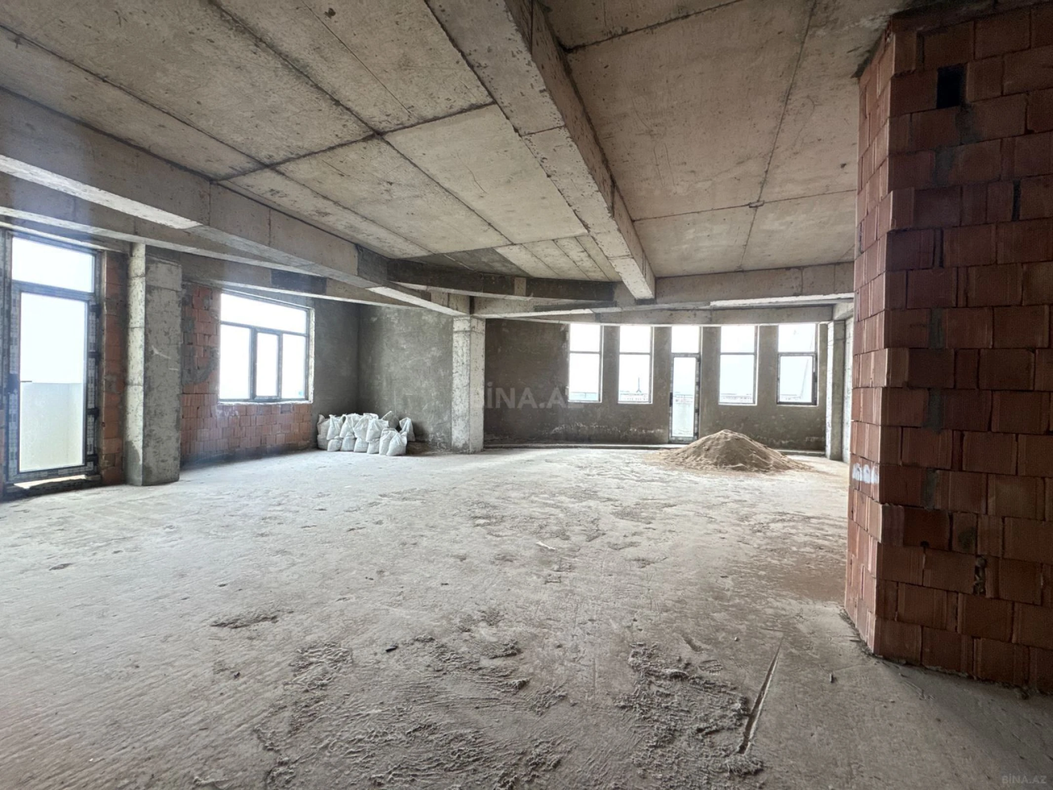 Satılır 4 otaqlı mənzil 187 m²