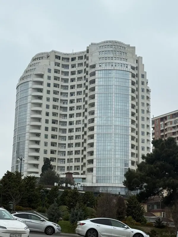 Satılır 4 otaqlı mənzil 187 m²
