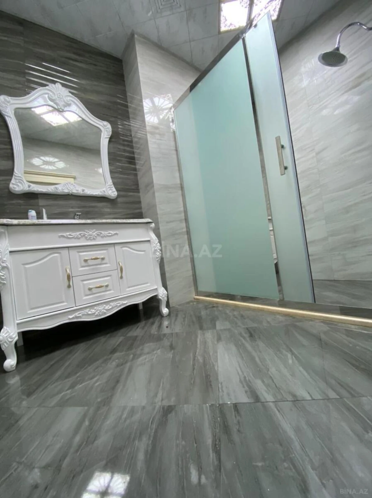 Kirayə verilir 2 otaqlı mənzil 85 m²