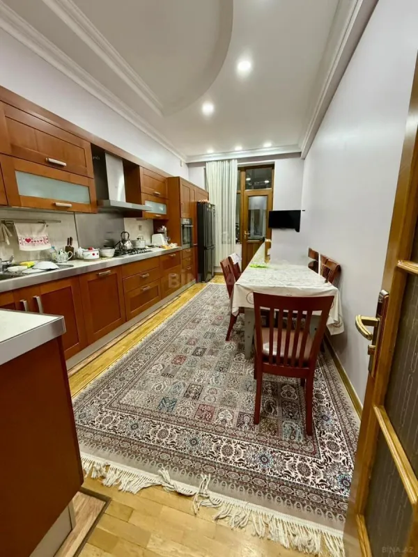 Satılır 4 otaqlı mənzil 187 m²