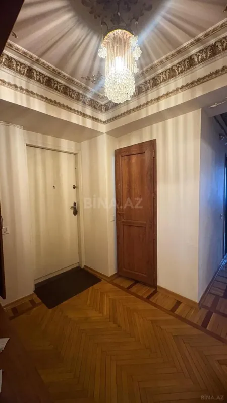 Satılır 4 otaqlı mənzil 120 m²