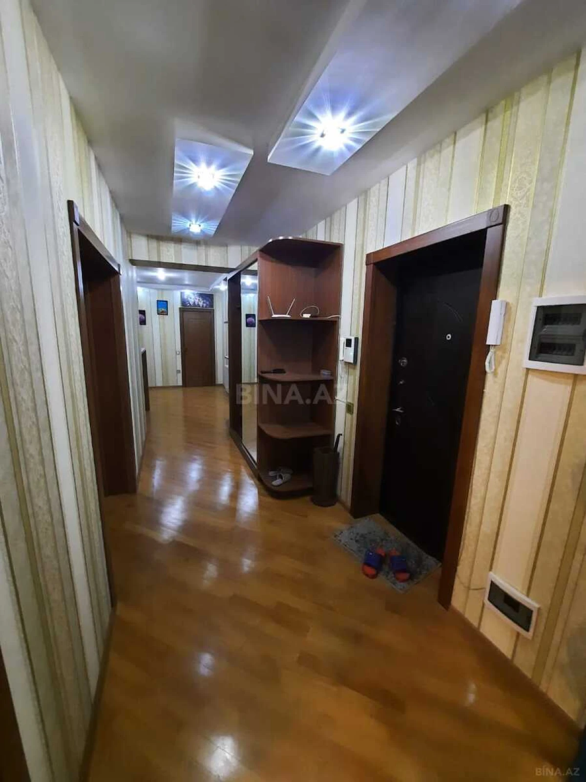 Satılır 3 otaqlı mənzil 137 m²