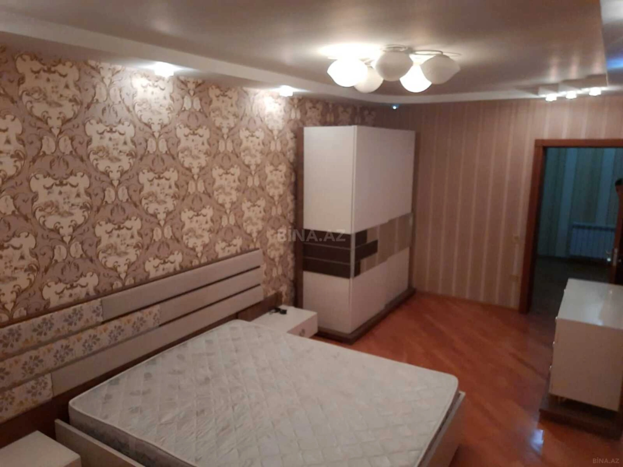 Satılır 3 otaqlı mənzil 137 m²