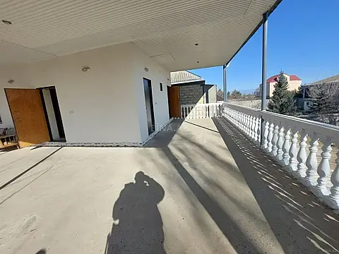 Satılır 5 otaqlı həyət evi 180 m²