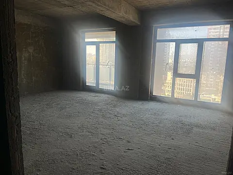 Satılır 4 otaqlı mənzil 190 m²