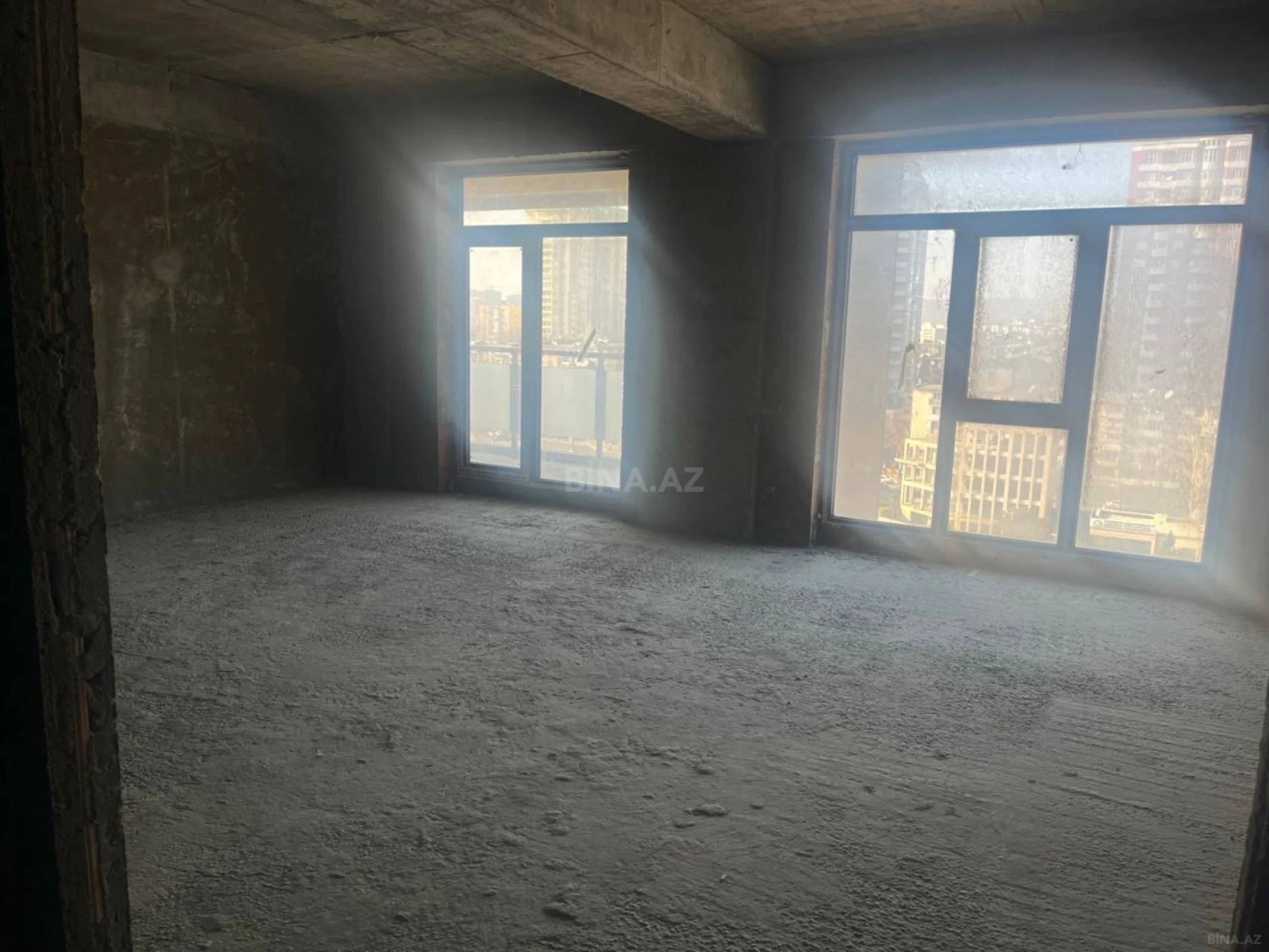 Satılır 4 otaqlı mənzil 190 m²