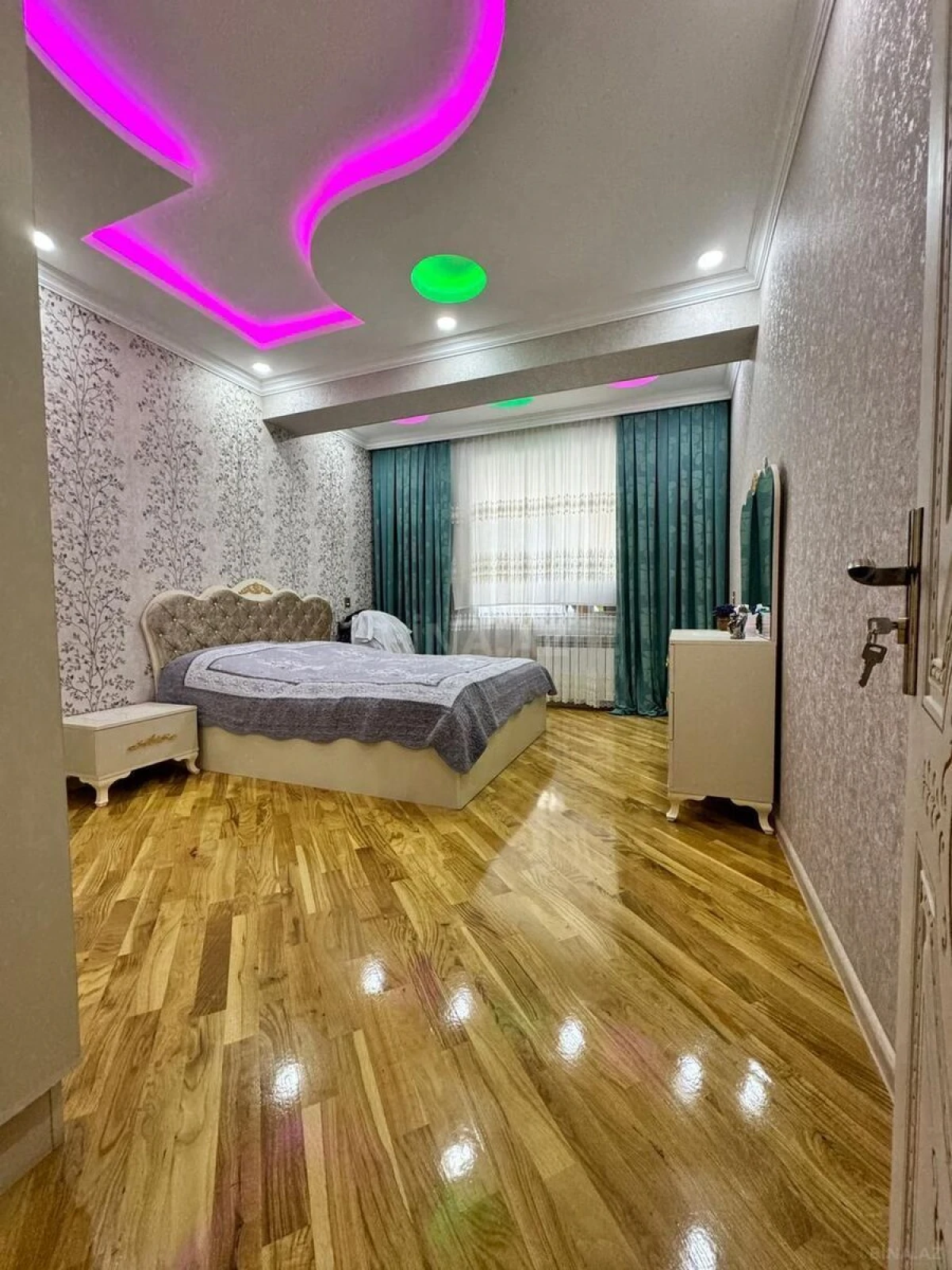 Satılır 4 otaqlı mənzil 155 m²
