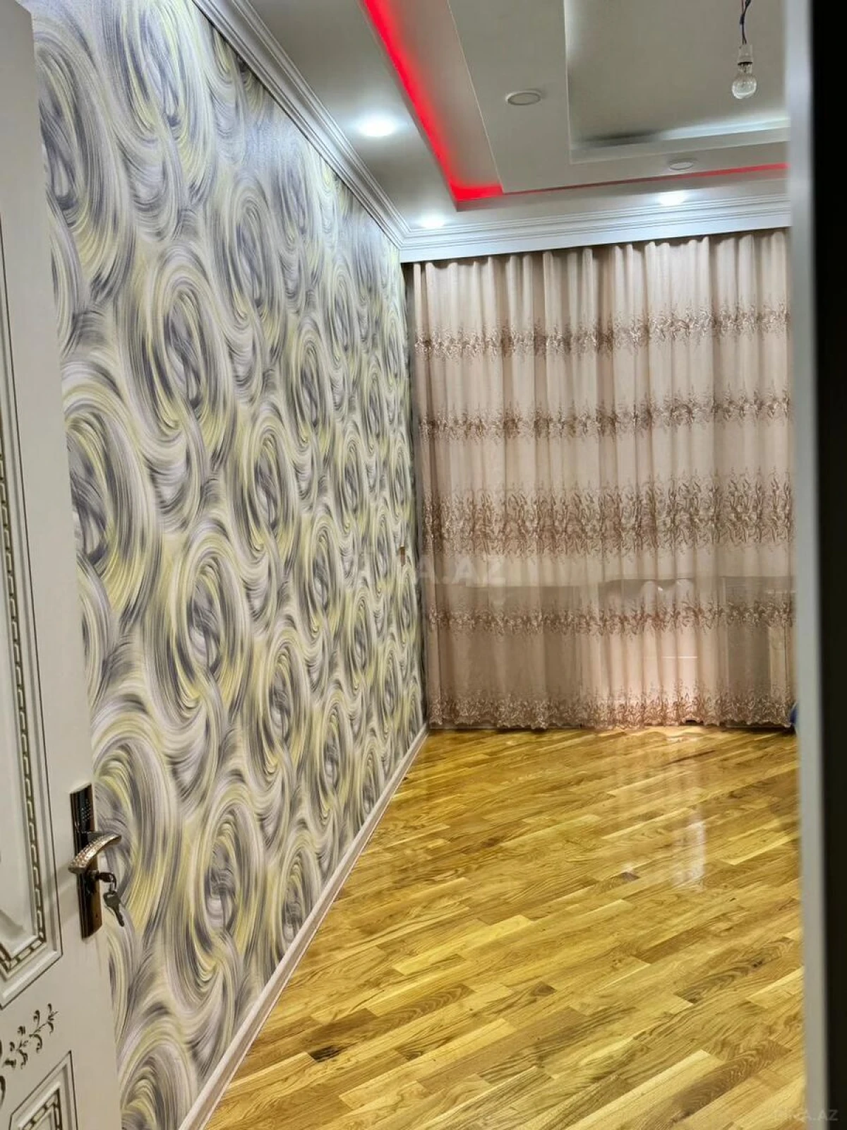 Satılır 4 otaqlı mənzil 155 m²