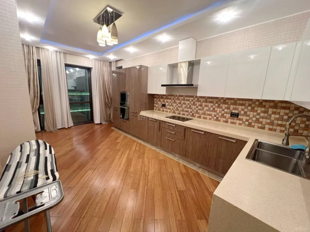 Kirayə verilir 4 otaqlı mənzil 200 m²