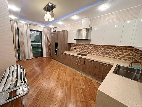 Kirayə verilir 4 otaqlı mənzil 200 m²