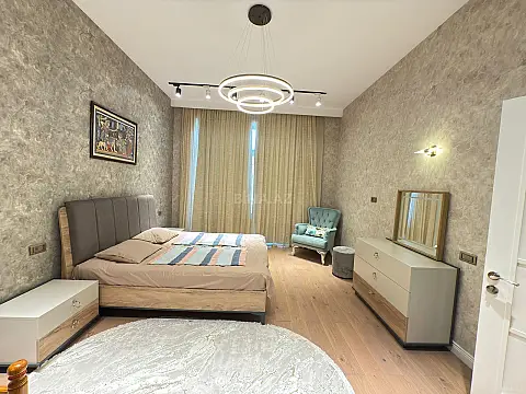 Satılır 5 otaqlı həyət evi 200 m²