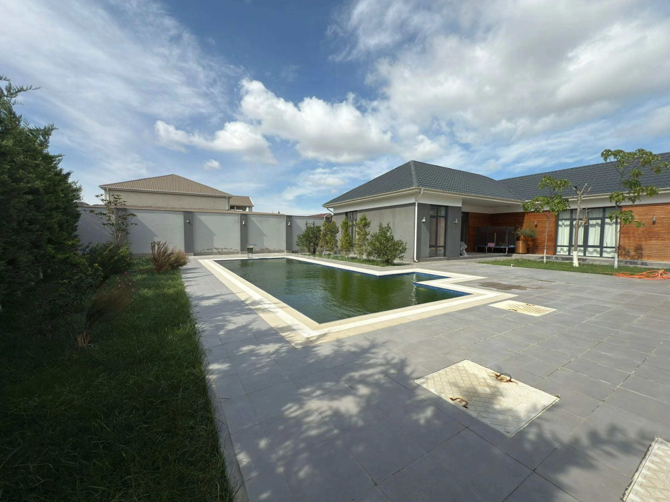 Satılır 5 otaqlı həyət evi 200 m²