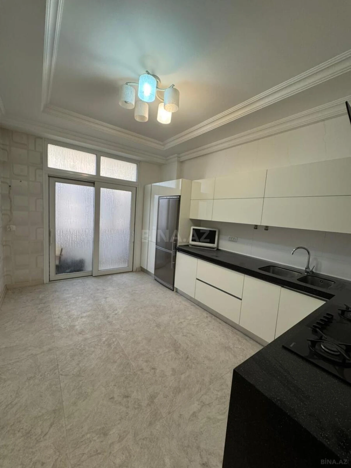 Satılır 3 otaqlı mənzil 153 m²