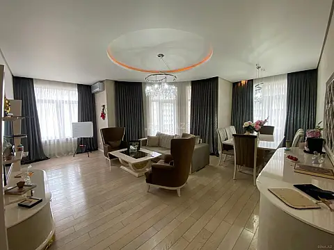 Satılır 3 otaqlı mənzil 160 m²