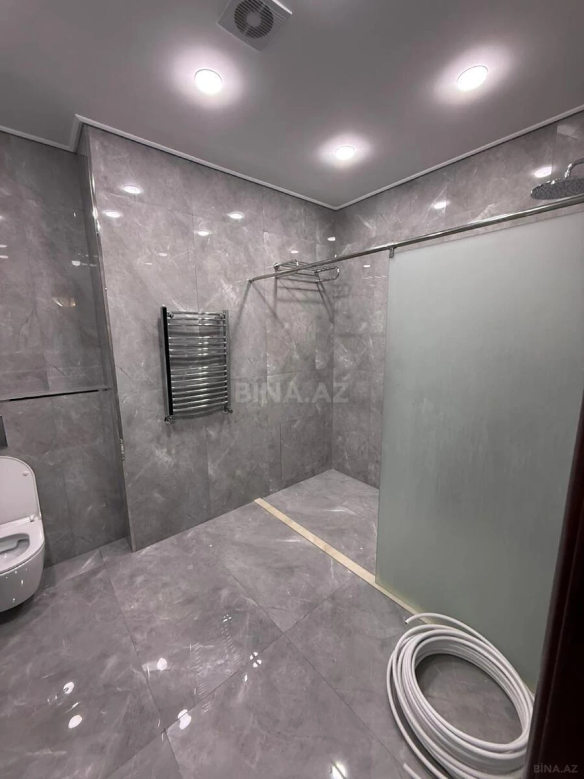Kirayə verilir 4 otaqlı mənzil 220 m²