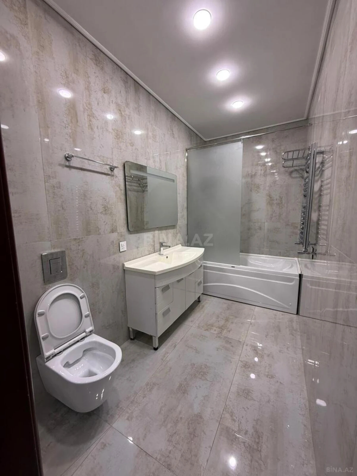 Kirayə verilir 4 otaqlı mənzil 220 m²