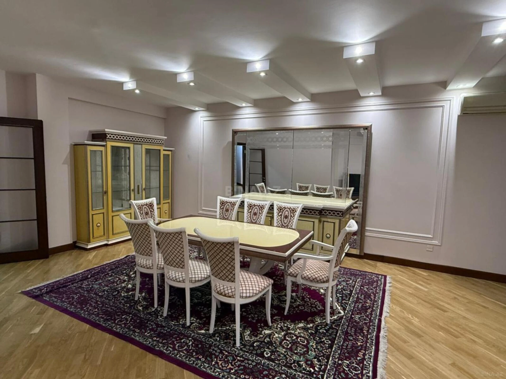 Kirayə verilir 4 otaqlı mənzil 220 m²