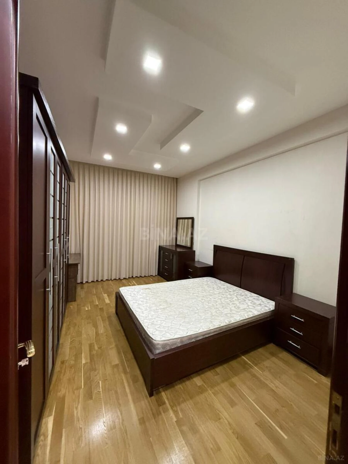 Kirayə verilir 4 otaqlı mənzil 220 m²