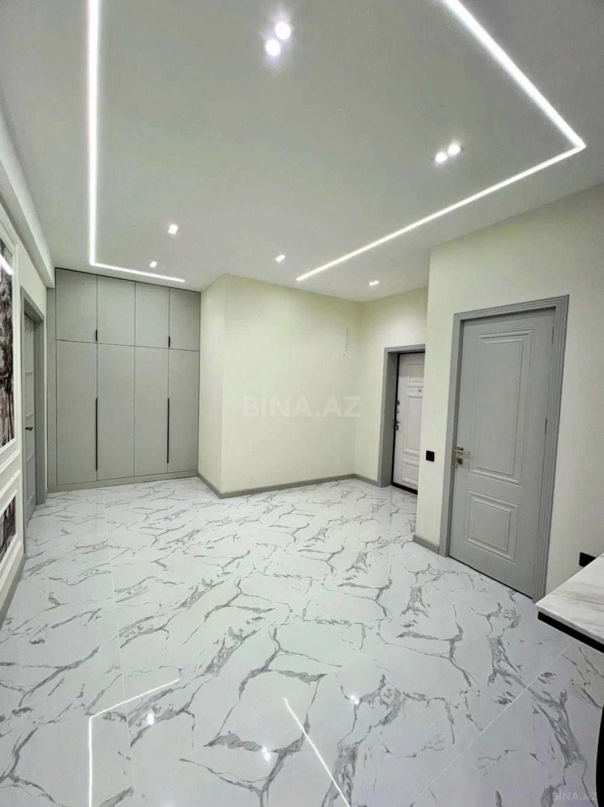 Satılır 4 otaqlı mənzil 192 m²