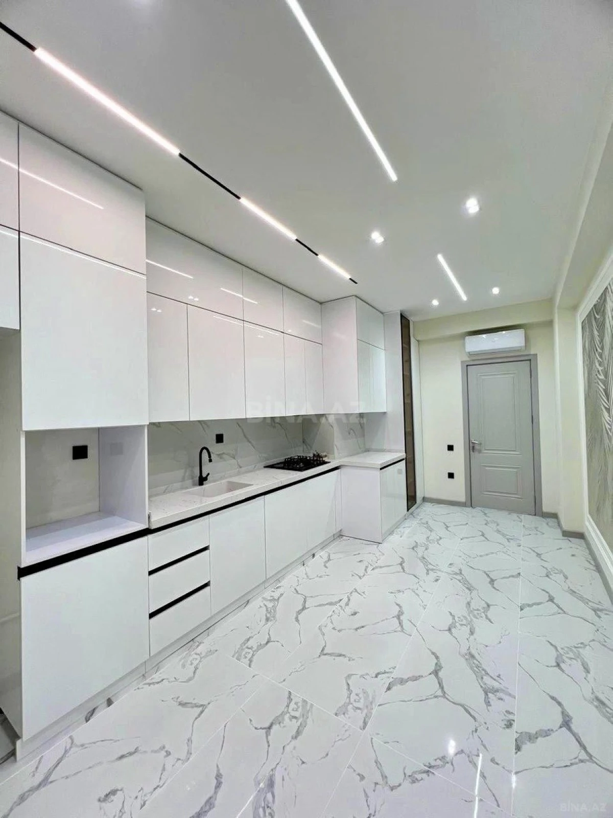 Satılır 4 otaqlı mənzil 192 m²