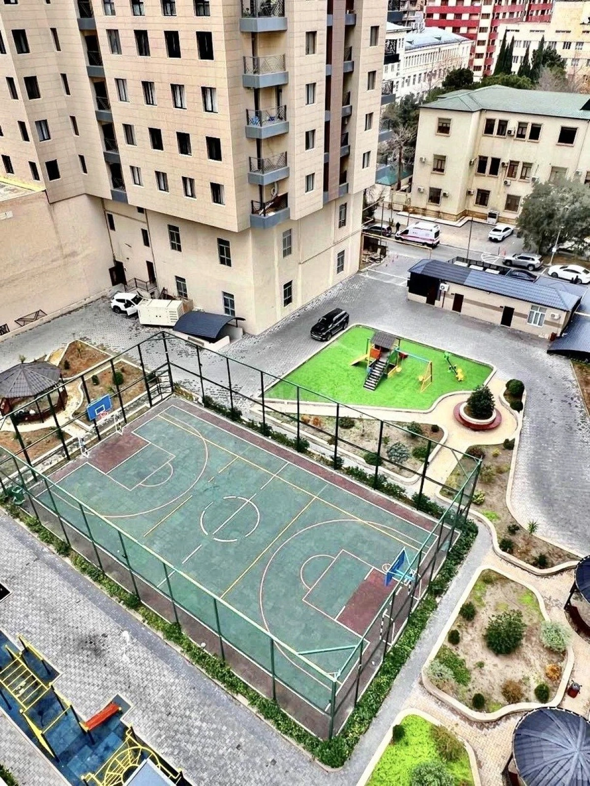 Satılır 4 otaqlı mənzil 192 m²