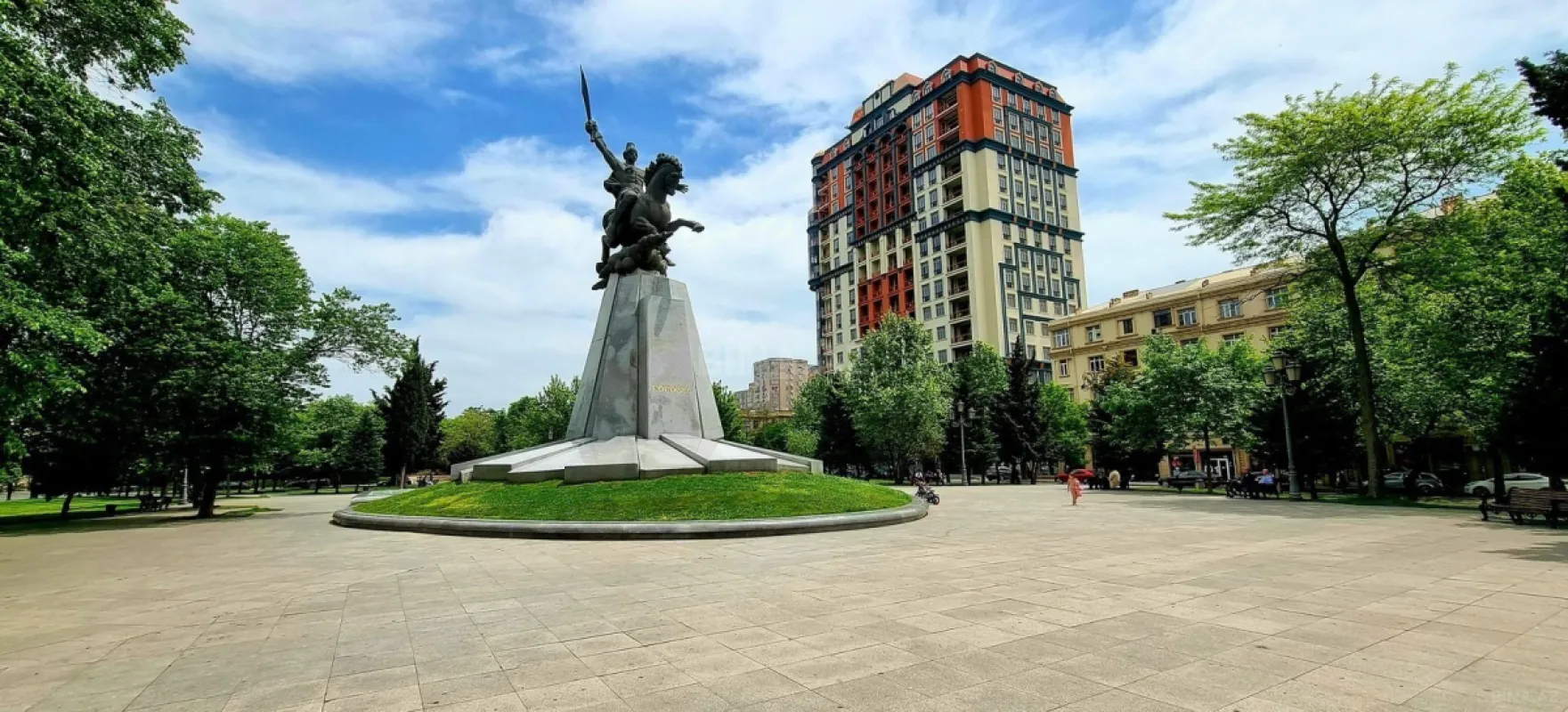 Satılır 4 otaqlı mənzil 192 m²