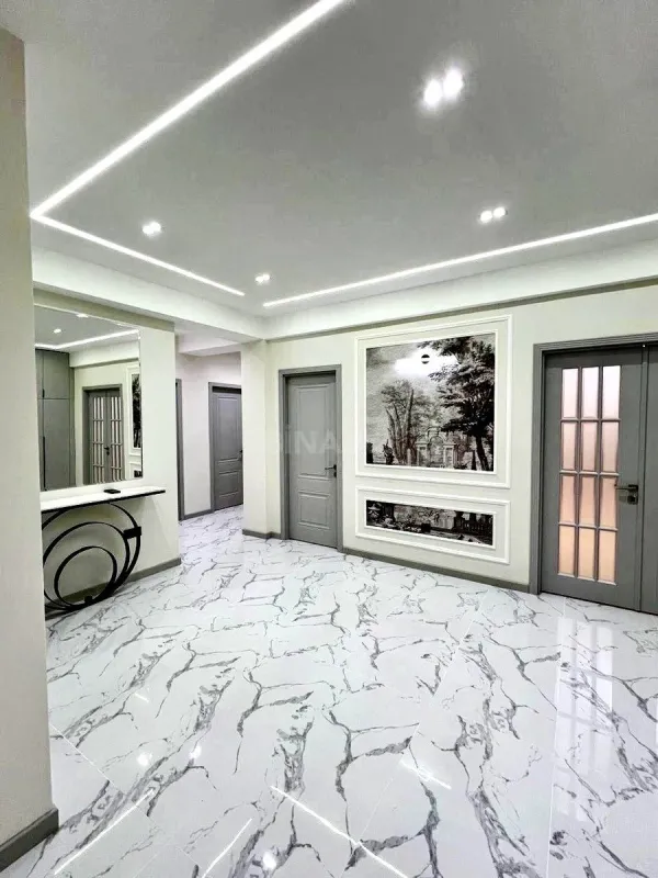Satılır 4 otaqlı mənzil 192 m²