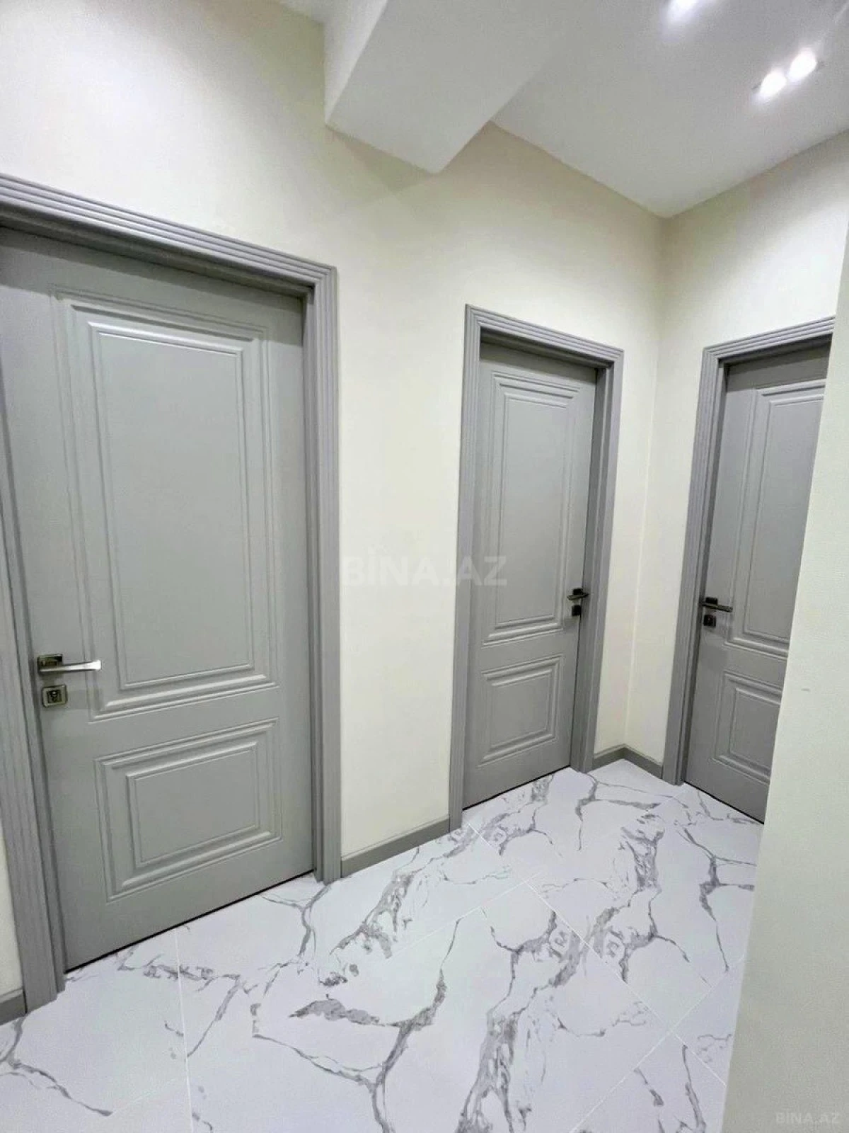 Satılır 4 otaqlı mənzil 192 m²