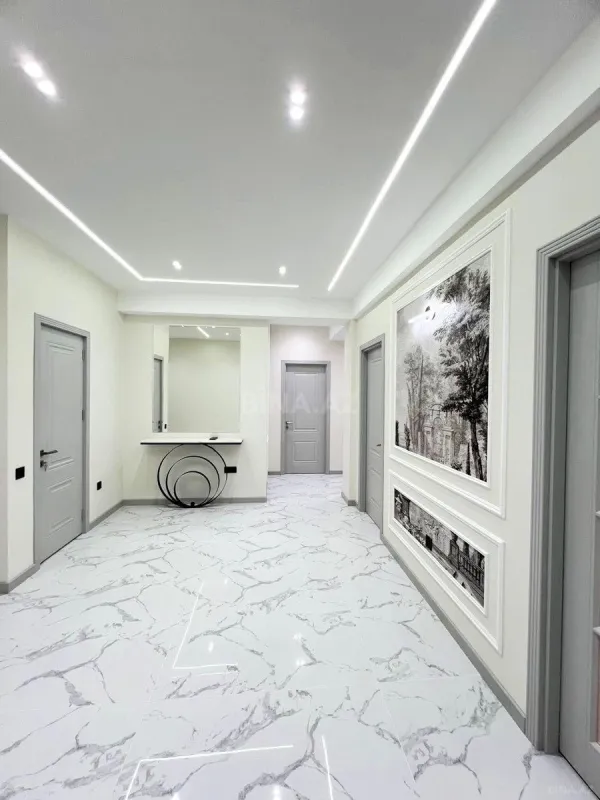 Satılır 4 otaqlı mənzil 192 m²