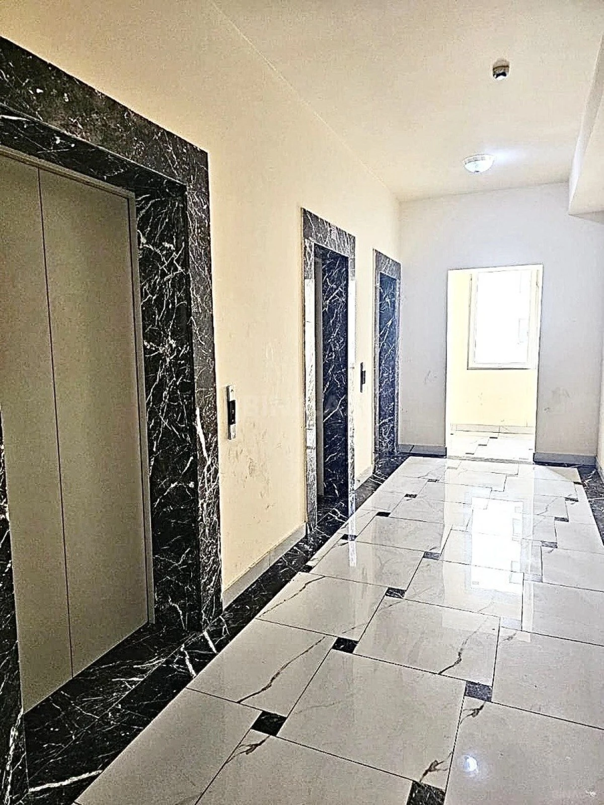 Satılır 4 otaqlı mənzil 192 m²