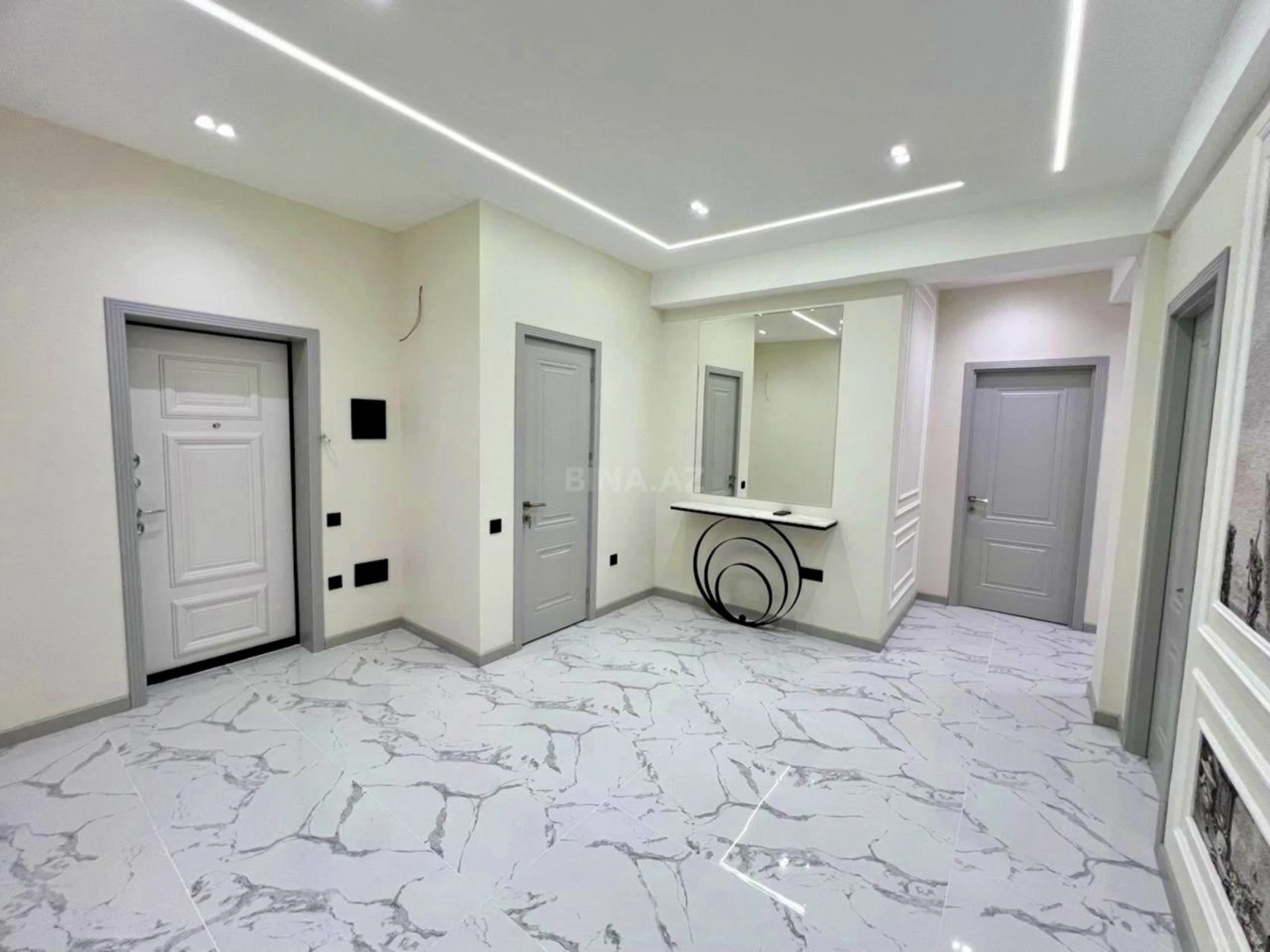 Satılır 4 otaqlı mənzil 192 m²