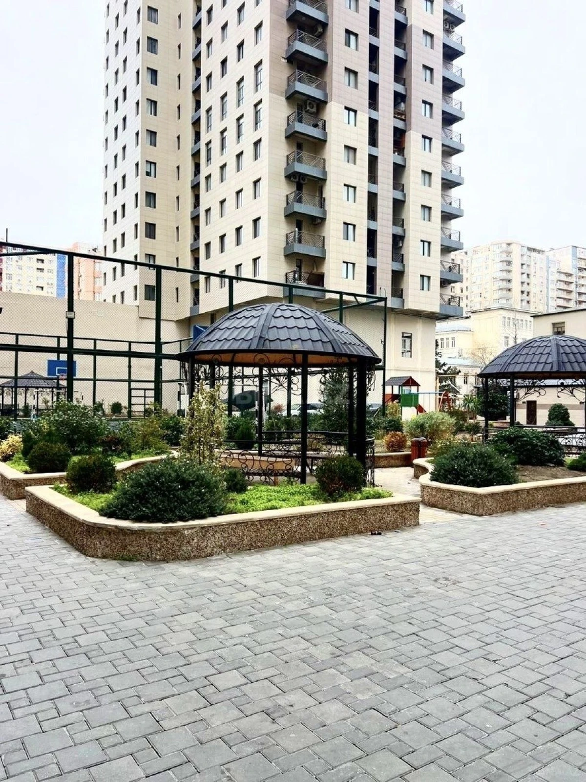 Satılır 4 otaqlı mənzil 192 m²