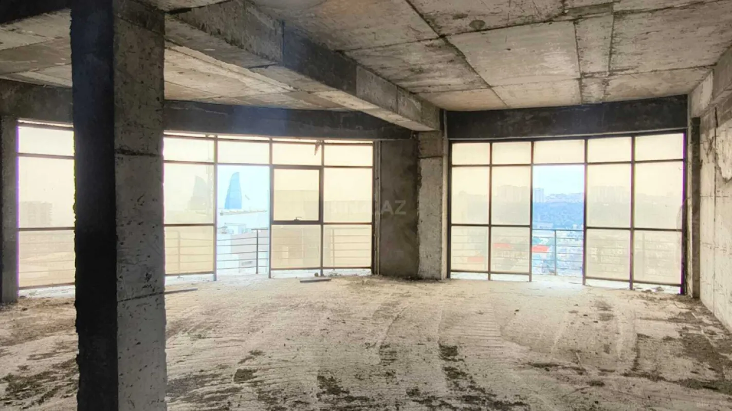 Satılır 8 otaqlı mənzil 790 m²