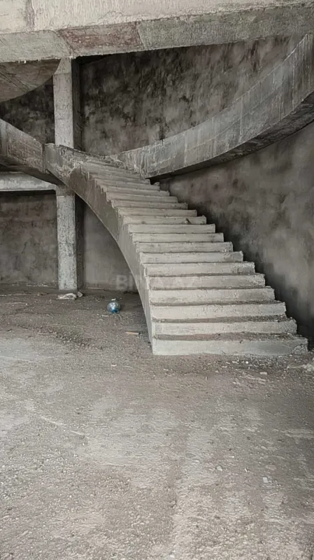 Satılır 8 otaqlı mənzil 790 m²