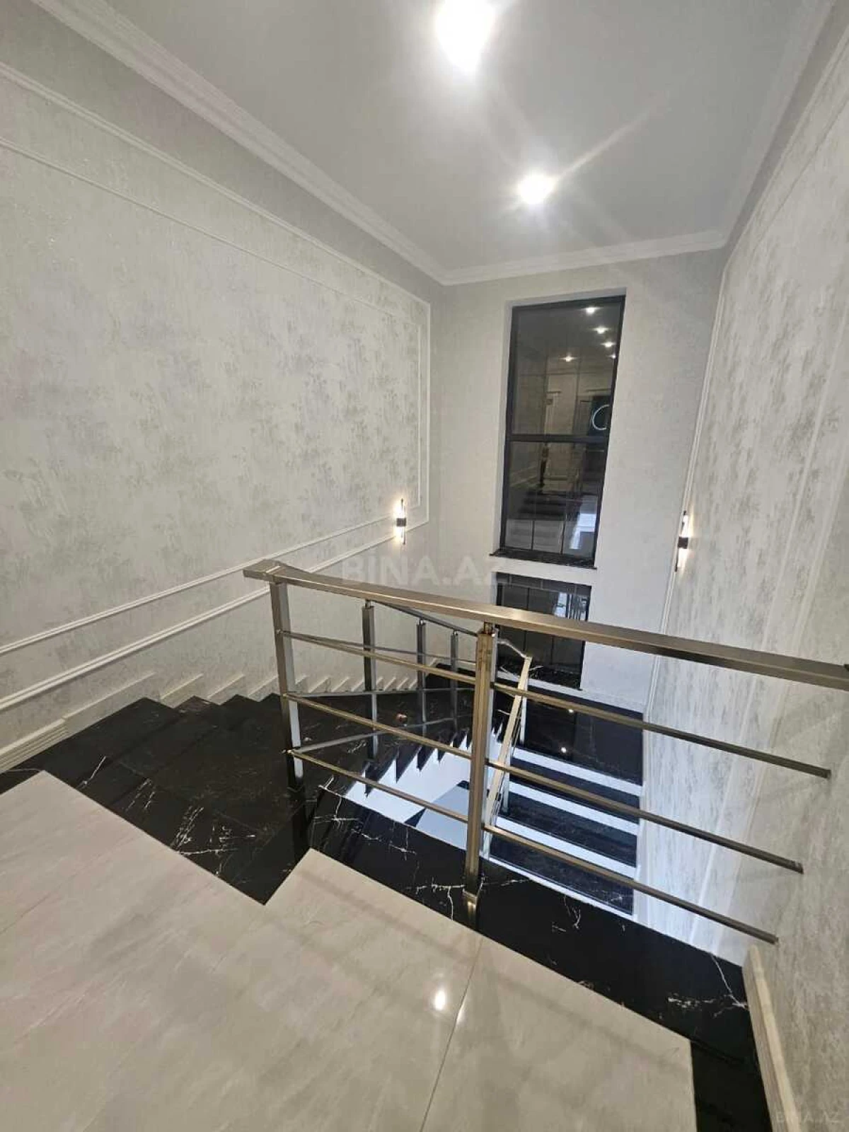 Satılır 4 otaqlı mənzil 270 m²