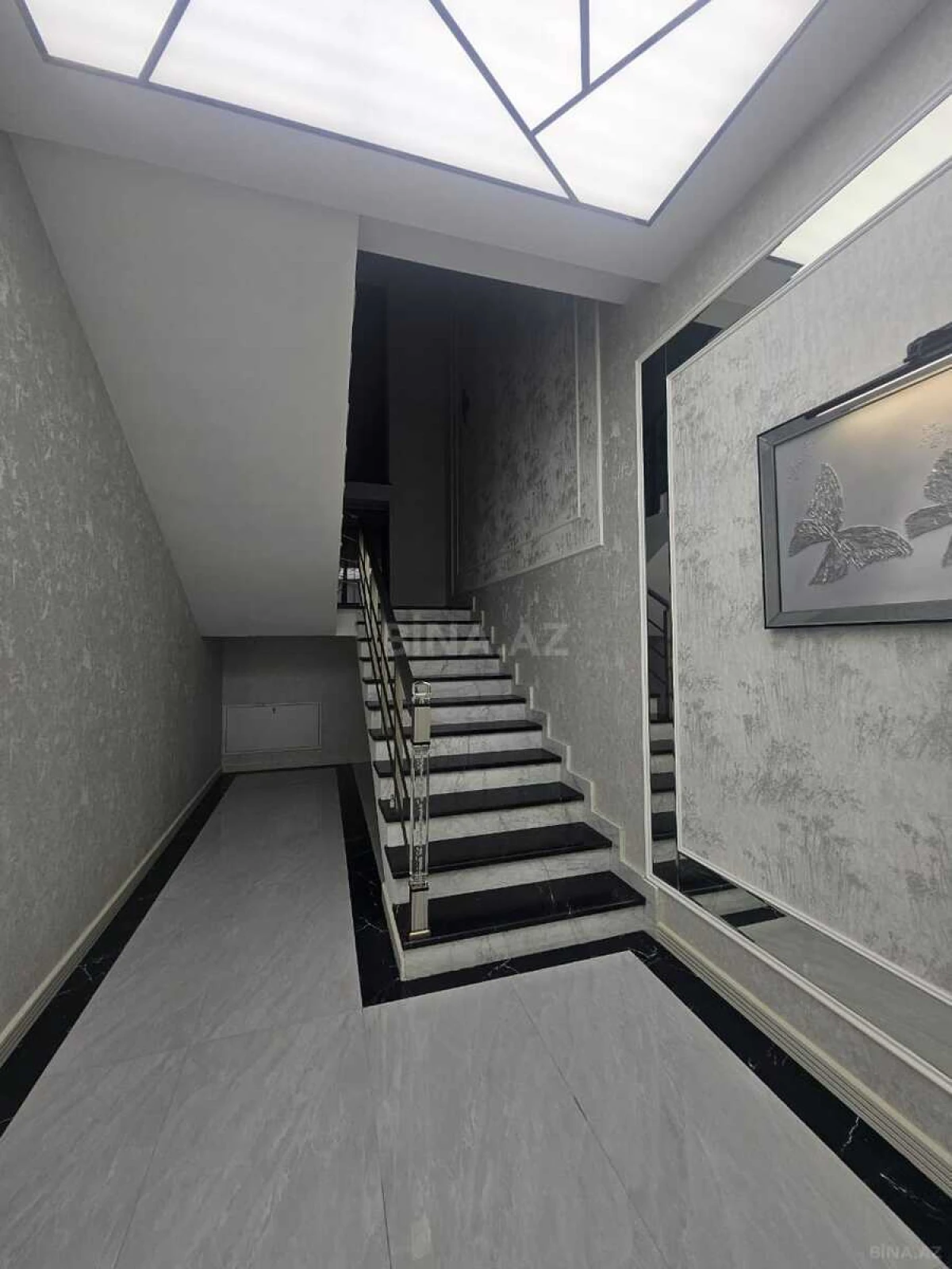 Satılır 4 otaqlı mənzil 270 m²