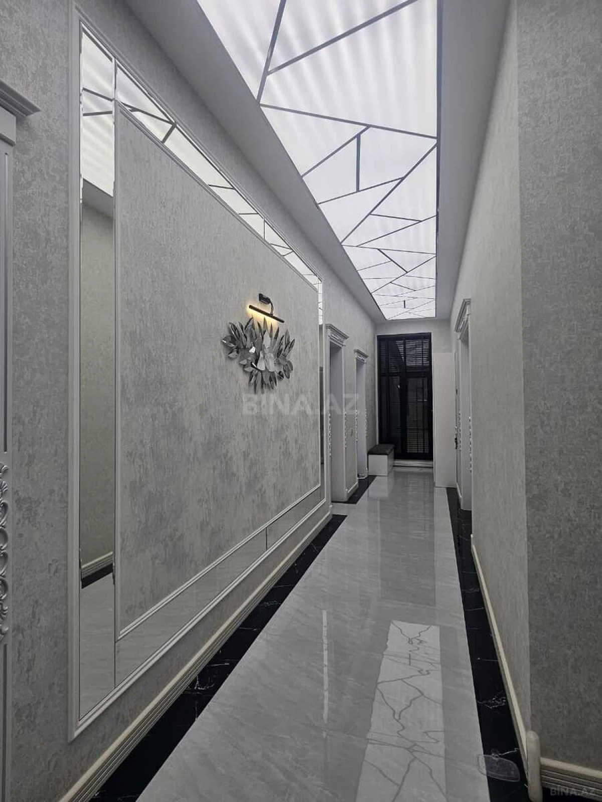 Satılır 4 otaqlı mənzil 270 m²